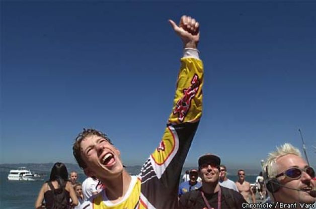 Travis Pastrana remporte la 1ère épreuve de FMX de l'histoire des X-Games.