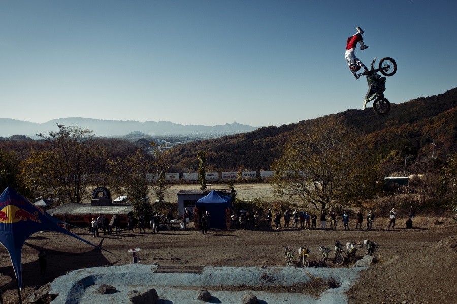 Tsunami avec ta marque de fabrique lors d'une de tes dernières sessions, immortalisé par ton ami photographe Jason Halayko. © Jason Halayko / Red Bull