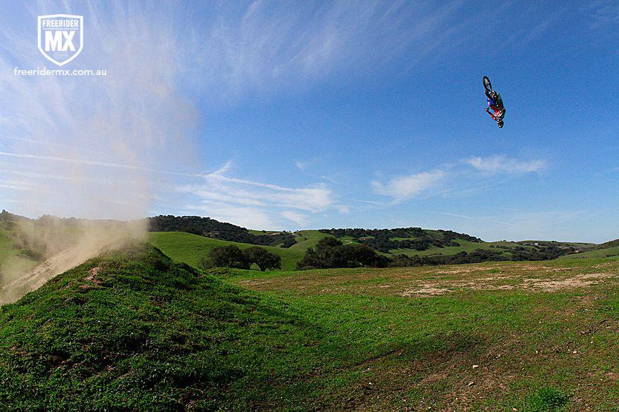 Rien n’effrayait ce jeune Australien, pas même des Flip sur terrain naturel ! © Freerider MX