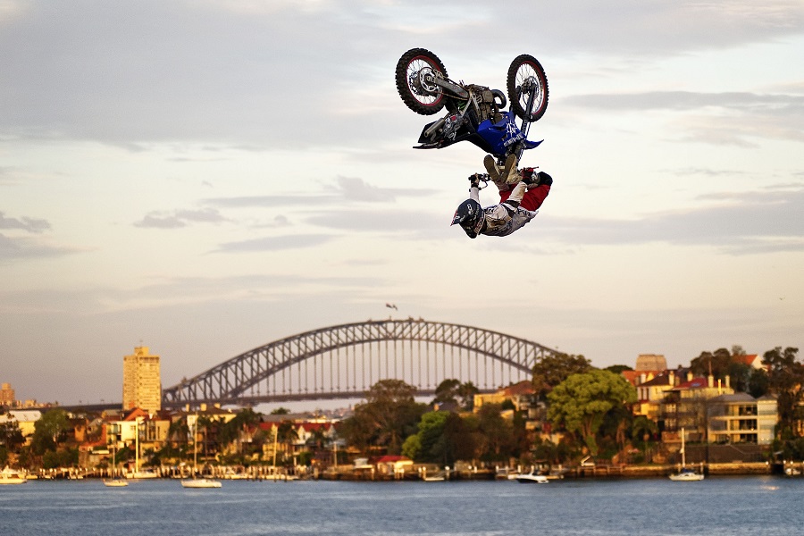 Flip Cordobès posé à la perfection sur les Red Bull X-Fighters de Sydney en 2011 © Jörg Mitter / Red Bull
