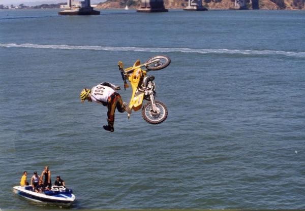 Tentative de Backflip avortée pour le Wonder Boy, le comité des X-Games voulait même lui enlever sa médaille pour avoir sauté dans la baie de San Francisco, puis lui l’ont finalement laissé…