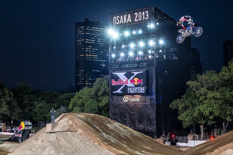 Belle amplitude pour le Ninja du FMX sur ce Cordobès Grab. © Predrag Vuckovic/Red Bull 