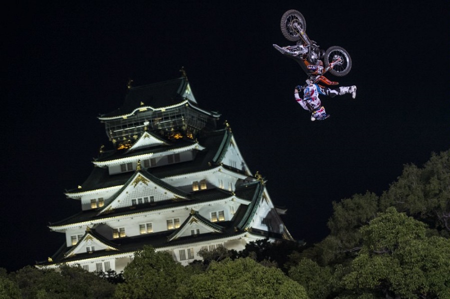 Le Flip Shaolin, l'un des signatures tricks de Levi. © Jason Halayko/Red Bull 