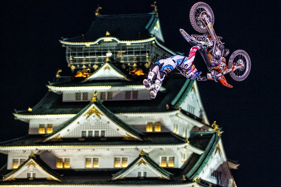 Le Rubber Kid en plein Flip Grab. © Predrag Vuckovic/Red Bull 