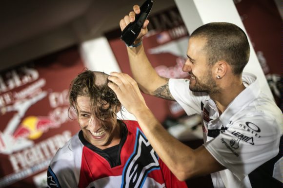 Pour fêter ça, Tom par l’intermédiaire de Dany s’offre une nouvelle coupe… © Jörg Mitter/Red Bull