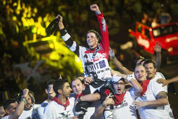 Tom porté aux nues, une victoire pleine d’émotion et vraiment méritée ! © Jörg Mitter/Red Bull